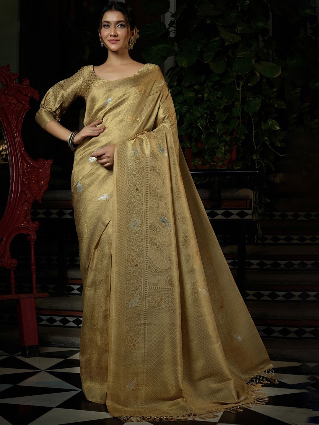 

DEVATITHI Ethnic Motifs Zari Silk Blend Kanjeevaram Saree, Beige