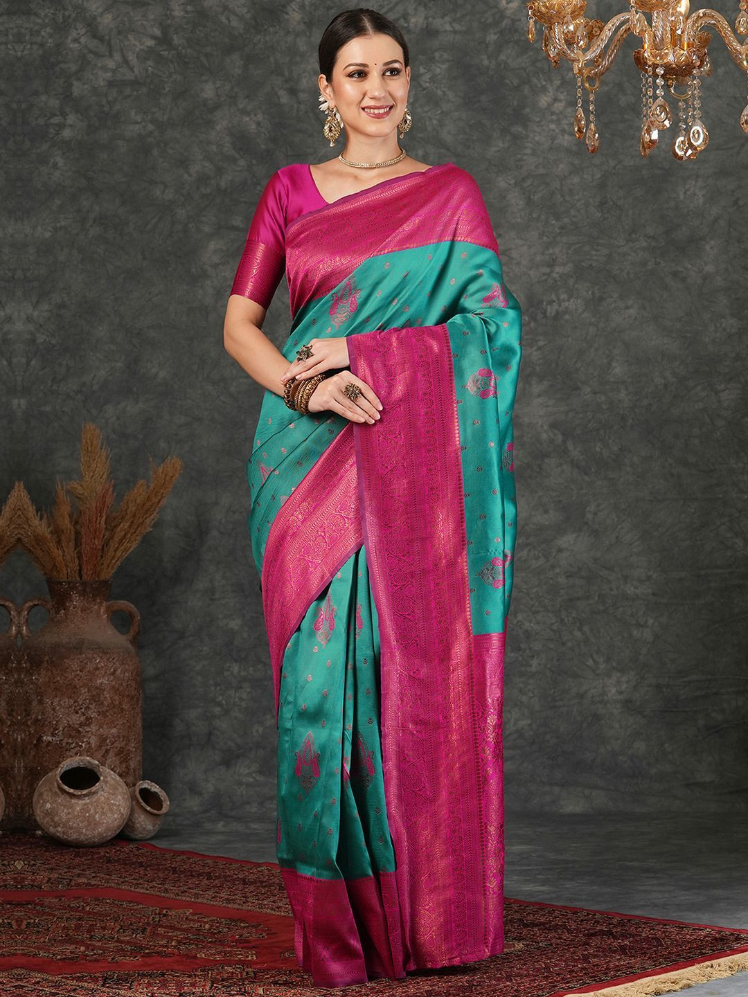 

DIVASTRI Ethnic Motifs Zari Silk Blend Saree, Green