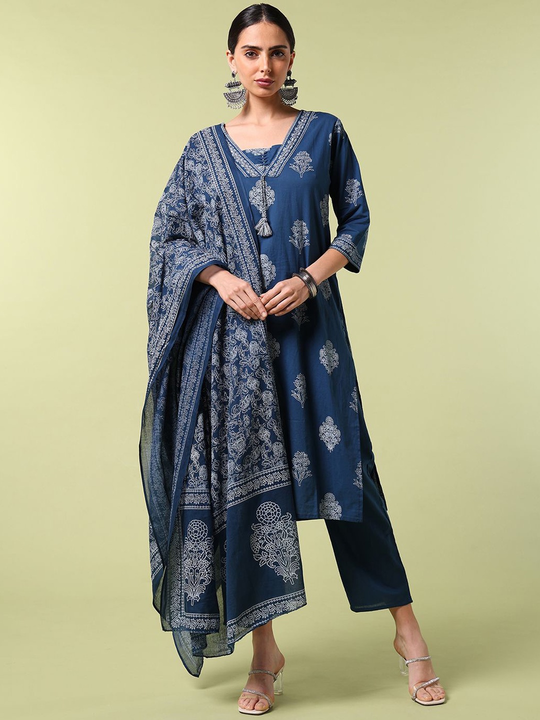 

Saaki Women Floral Printed Regular Kurta with Trousers & With Dupatta, Navy blue