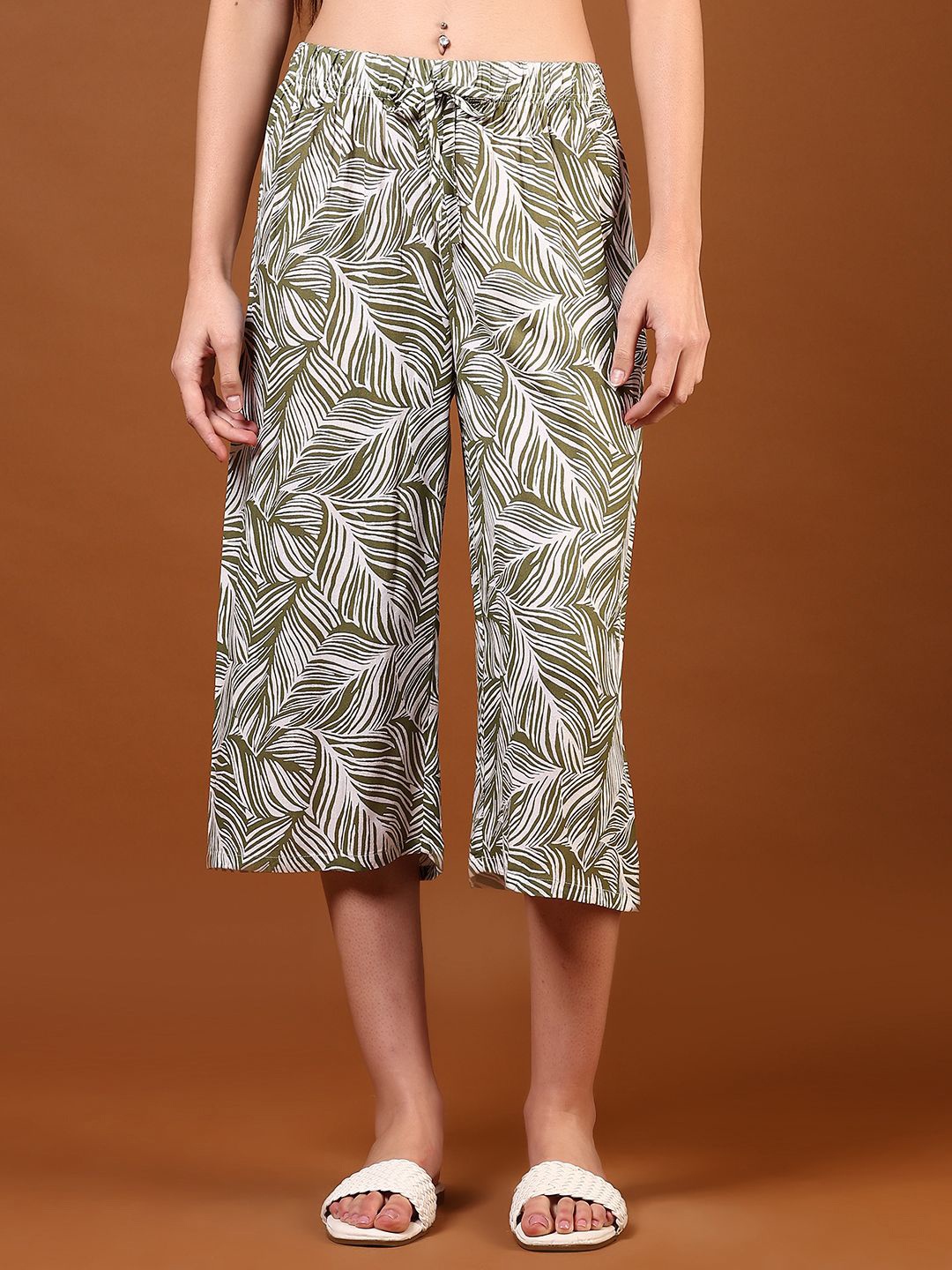 

V-Mart Women Printed Capris, Green