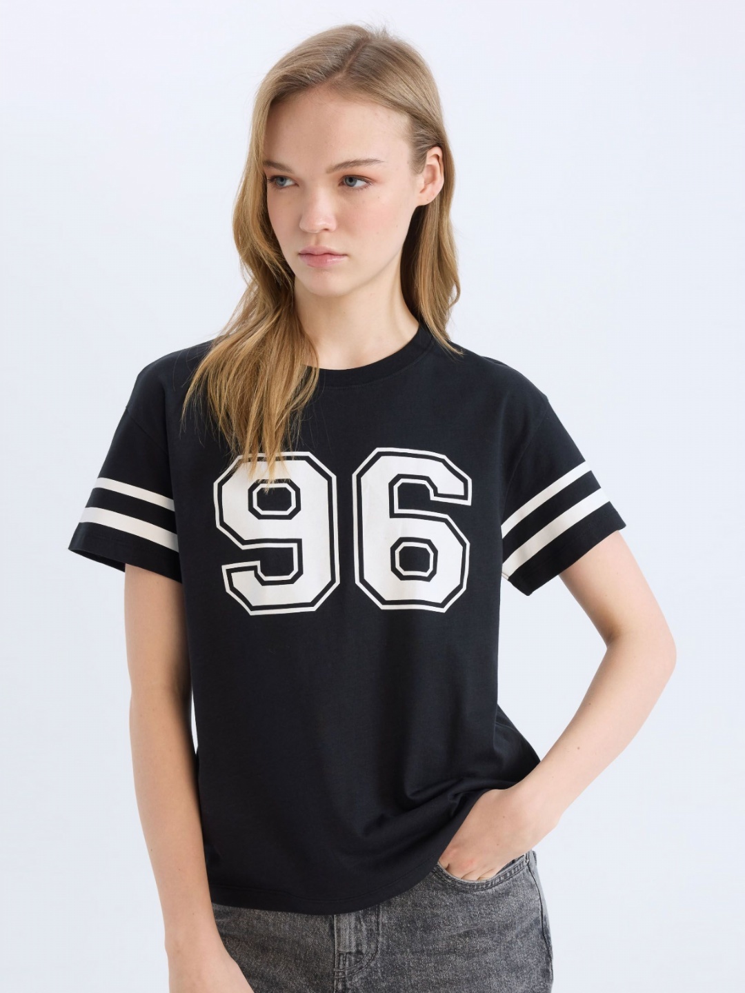 

DeFacto Women Typography Printed Drop-Shoulder Sleeves Applique T-shirt, Na