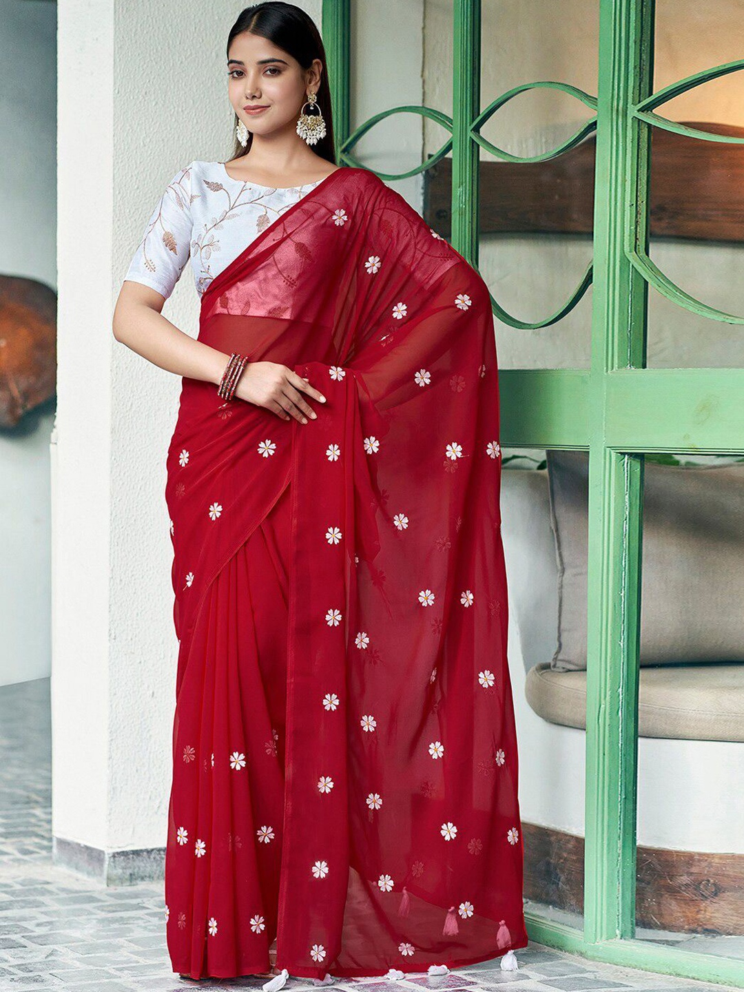 

DIVASTRI Floral Embroidered Pure Georgette Dabu Saree, Red