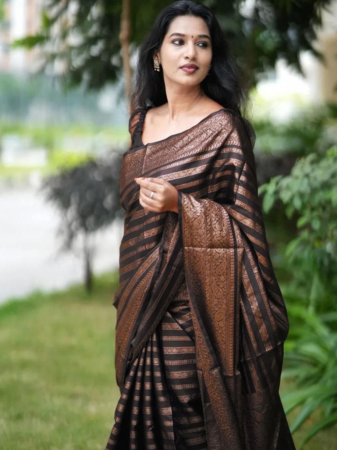 

DIVASTRI Ethnic Motifs Zari Art Silk Saree, Black