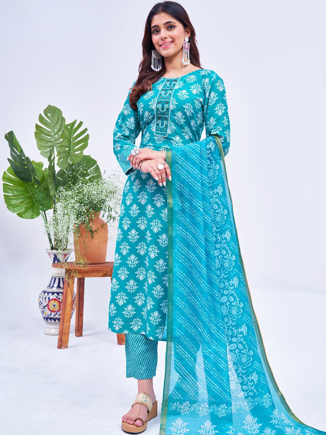 

Rujave Women Floral Printed Regular Kurta with Trousers & With Dupatta, Blue