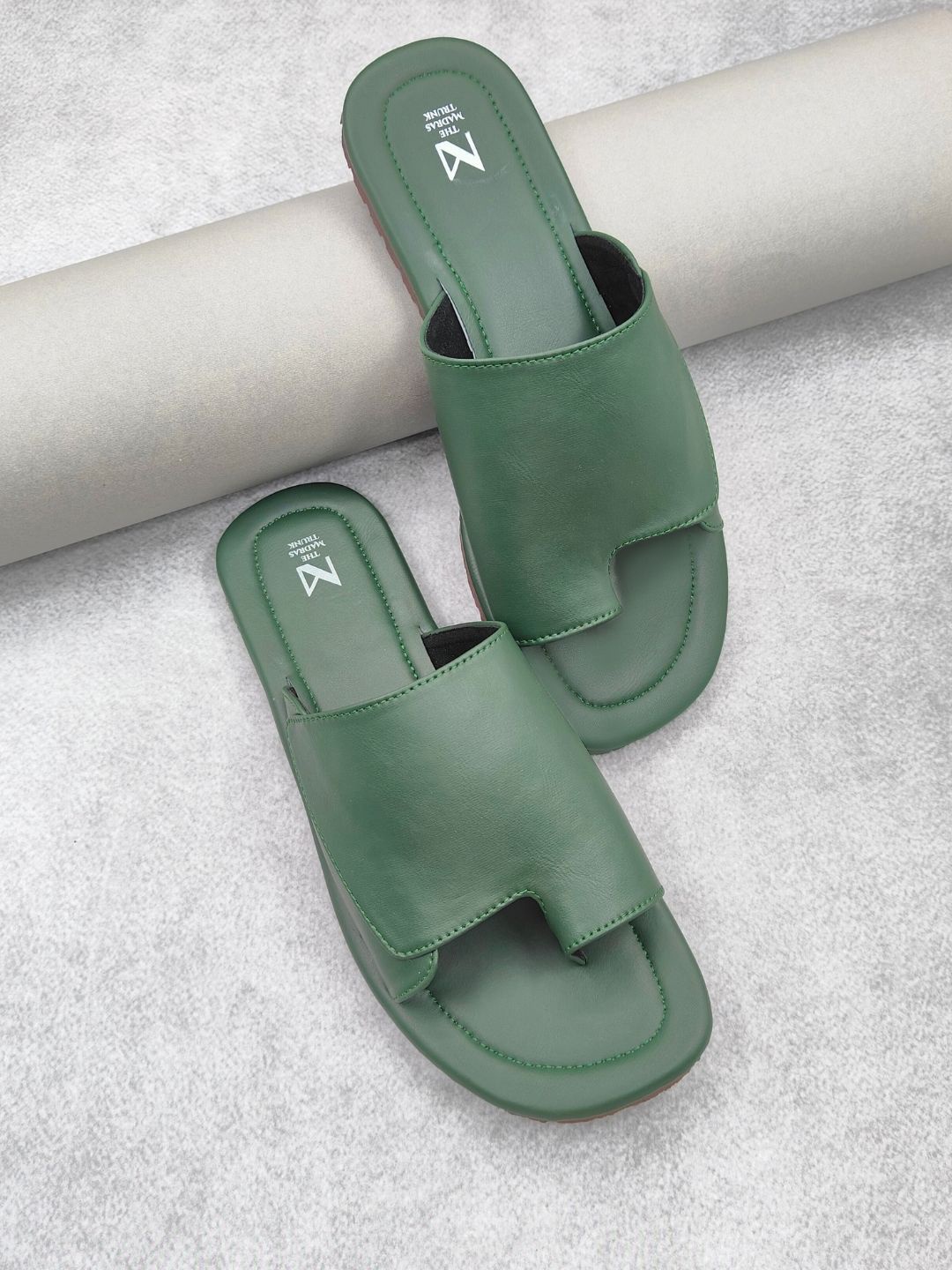 

THE MADRAS TRUNK Men Comfort Sandals, Olive
