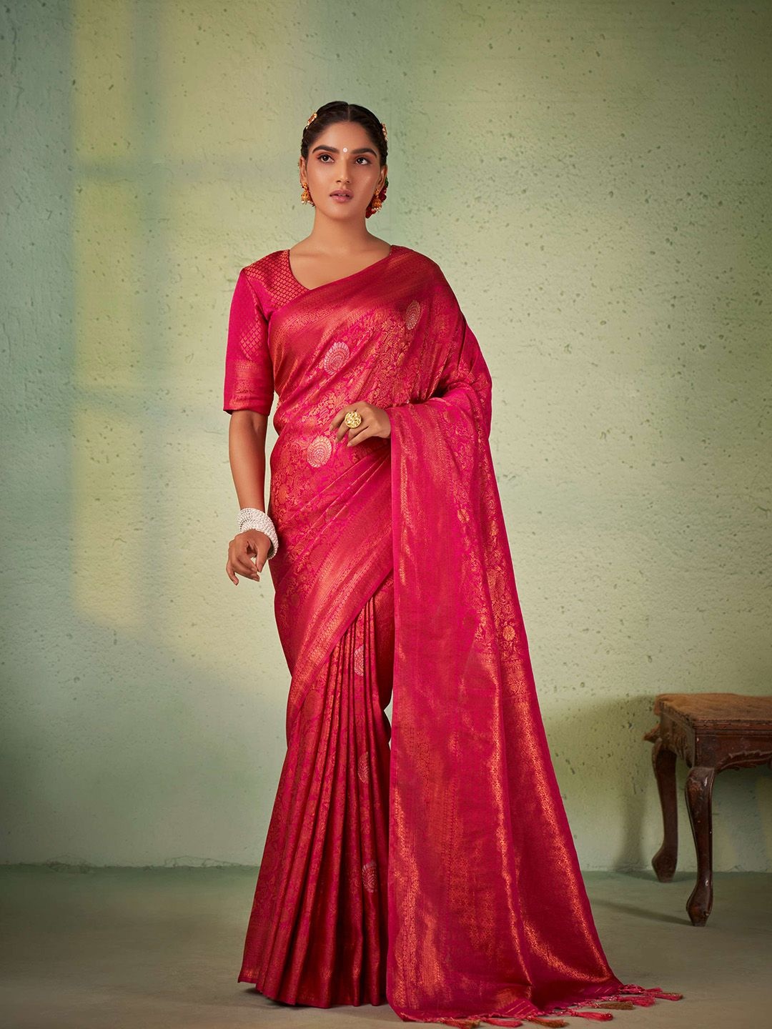 

DEVATITHI Ethnic Motifs Zari Silk Blend Kanjeevaram Saree, Pink