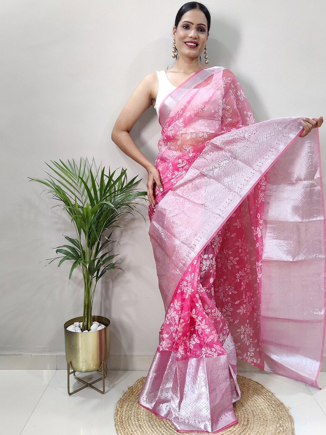 

DIVASTRI Floral Zari Organza Saree, Pink