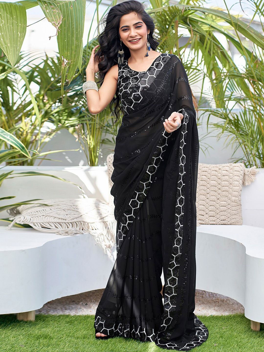 

DIVASTRI Sequinned Pure Georgette Saree, Black