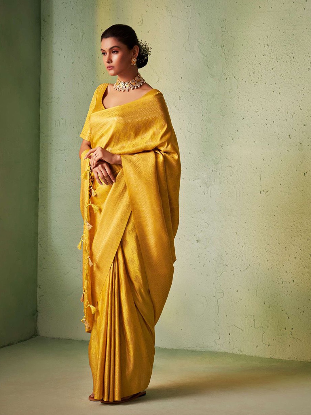 

DEVATITHI Ethnic Motifs Zari Silk Blend Kanjeevaram Saree, Yellow