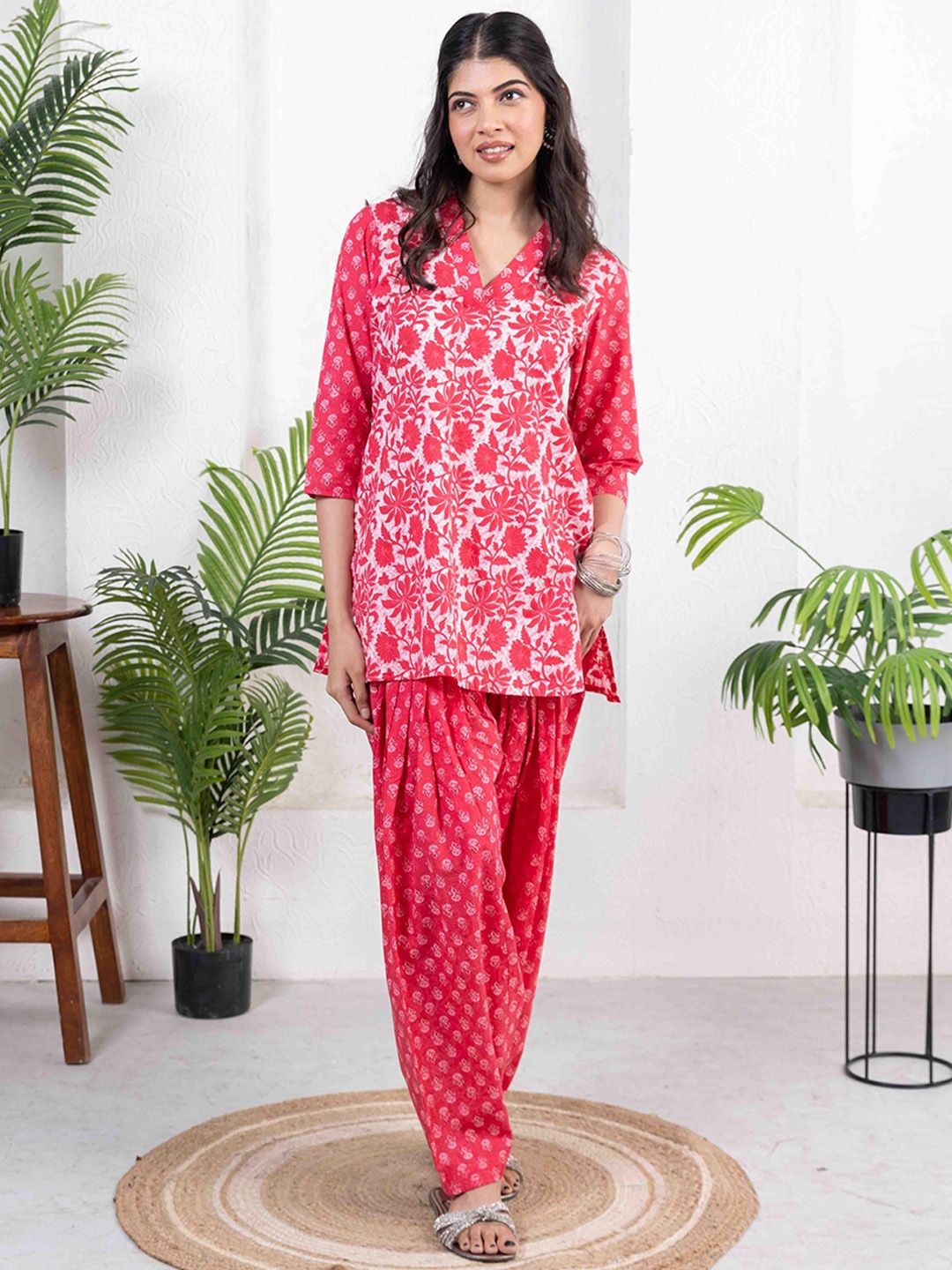 

INAAYA JAIPUR Floral Printed Straight Kurta with Salwar, Red