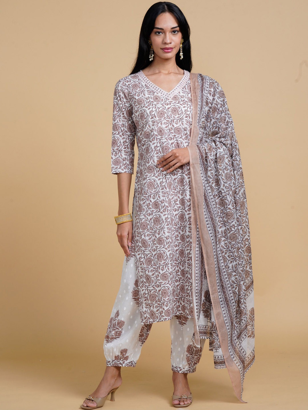 

Saaki Women Floral Printed Regular Kurta with Patiala, Brown