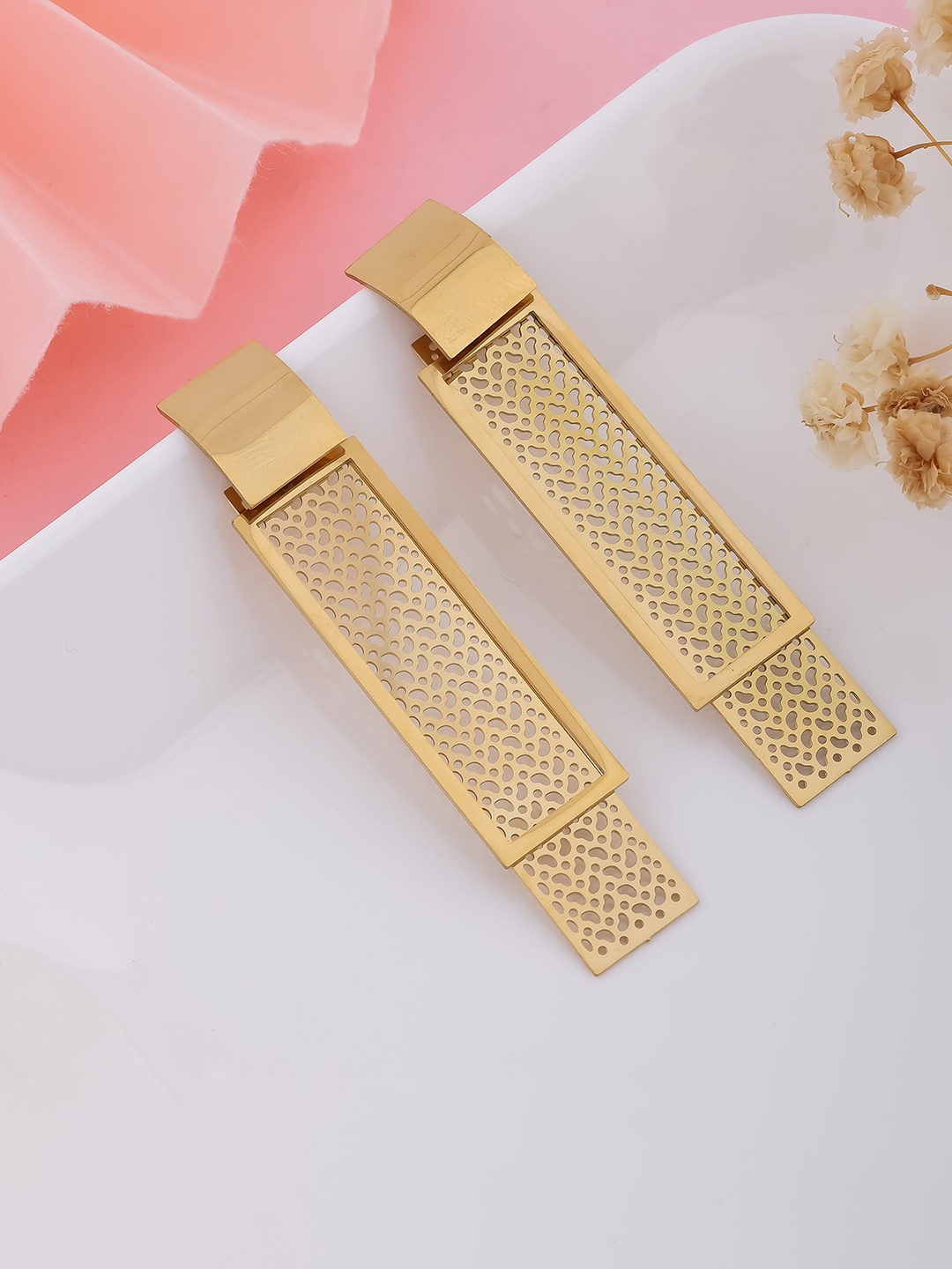 

DressBerry Contemporary Drop Earrings, Na