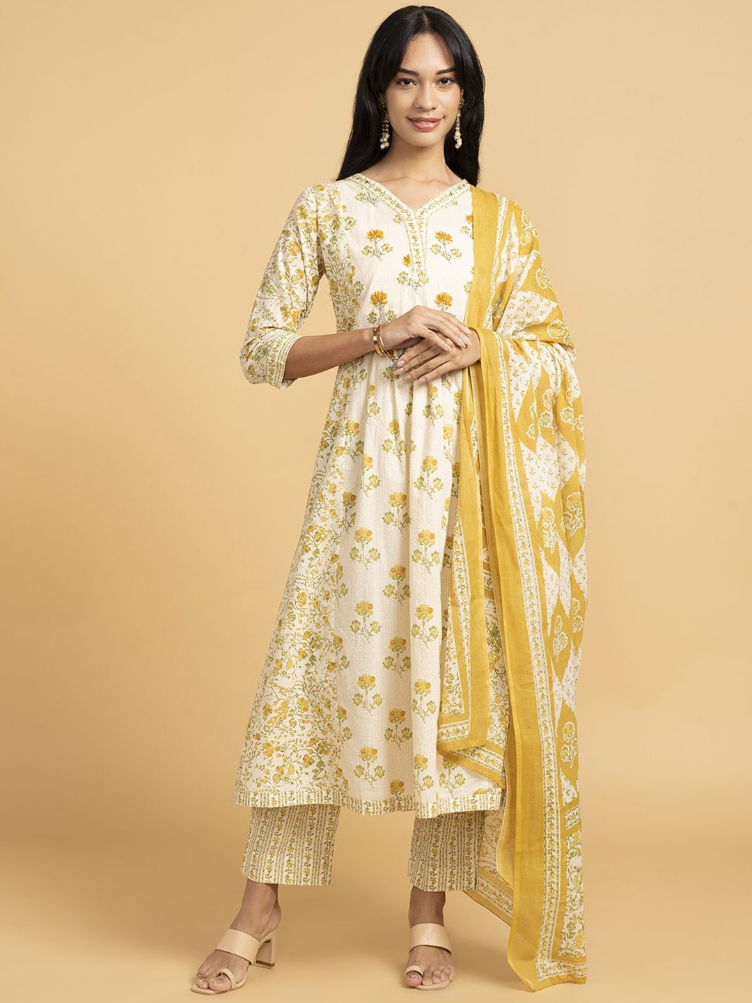 

Saaki Women Floral Printed Regular Kurta with Trousers & With Dupatta, Yellow
