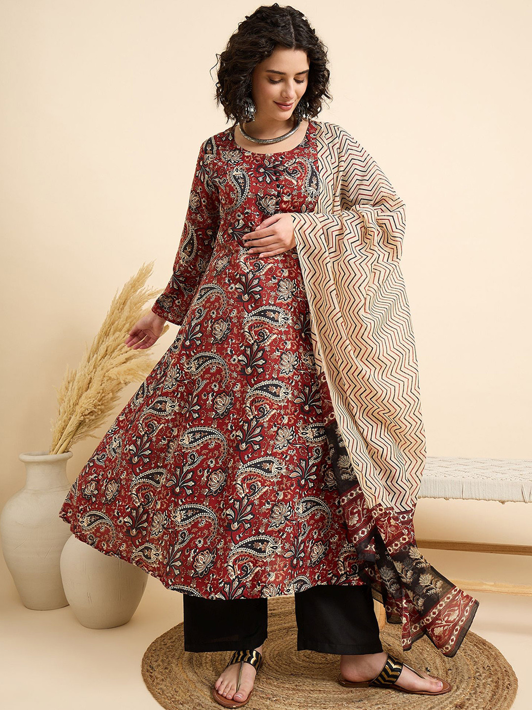 

KLOSIA Women Floral Printed Regular Kurta with Trousers & With Dupatta, Maroon