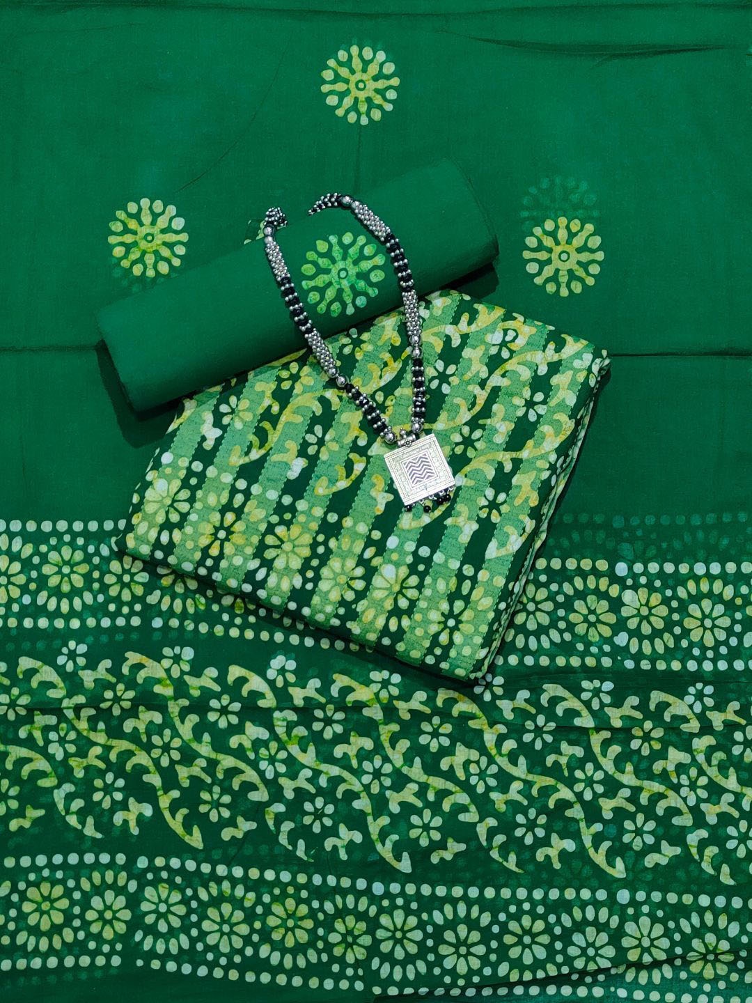

Farooq Dyeing Printed Pure Cotton Unstitched Dress Material, Green