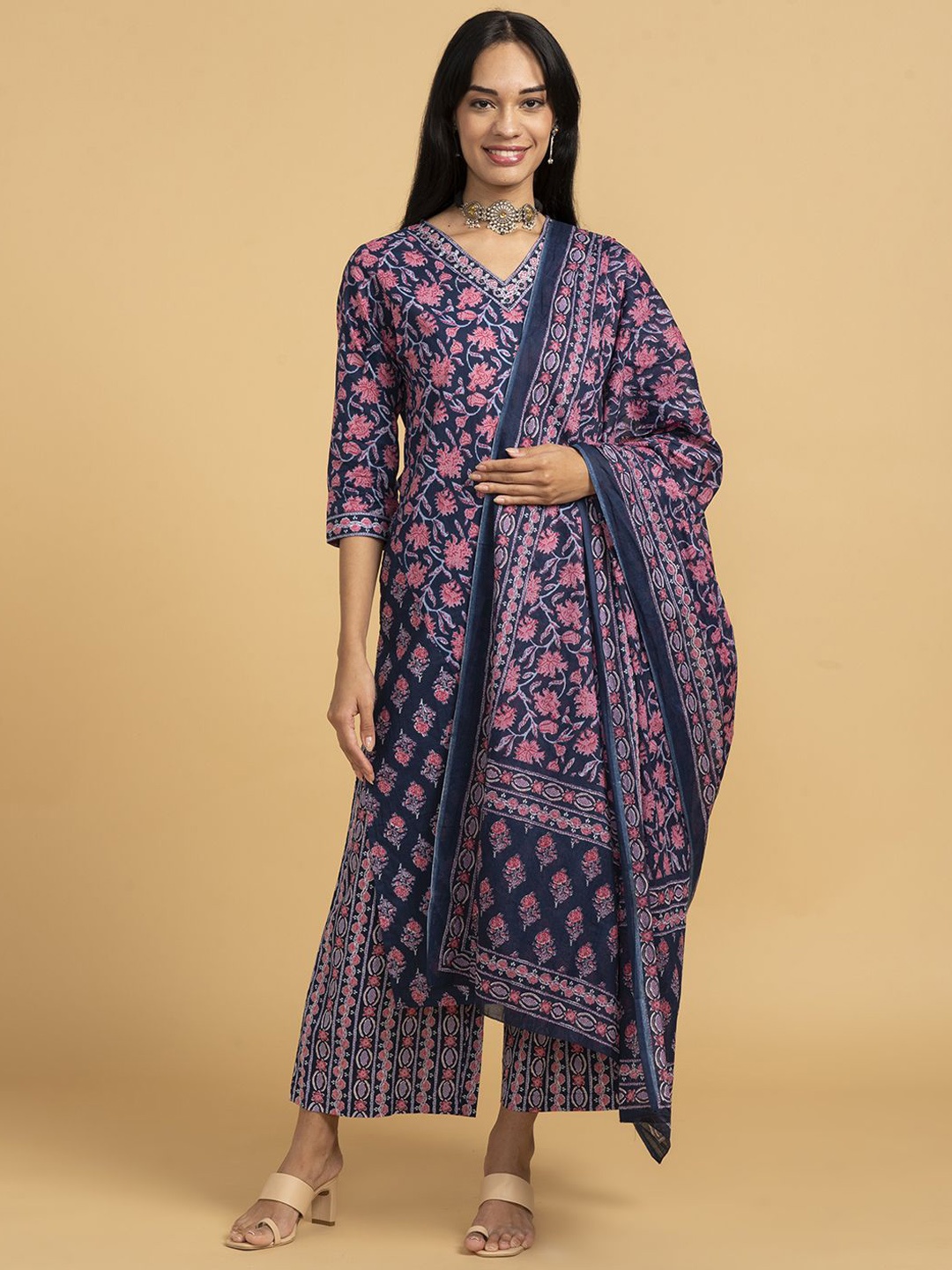 

Saaki Women Floral Printed Regular Kurta with Trousers & With Dupatta, Purple