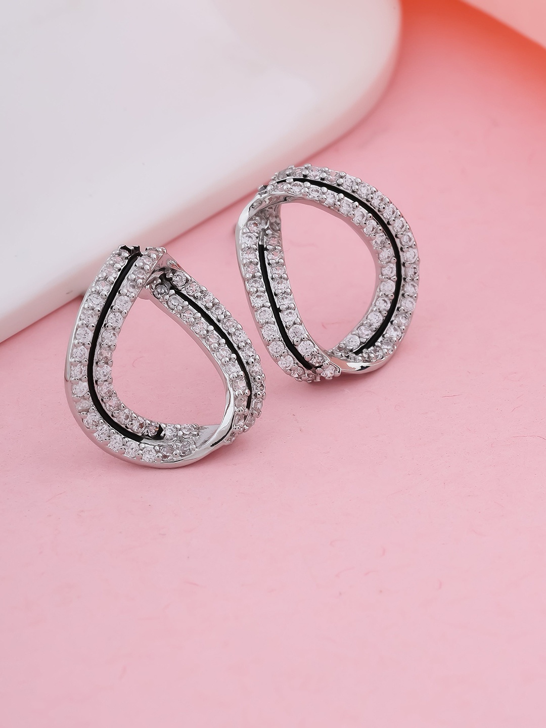 

DressBerry Contemporary Hoop Earrings, Na