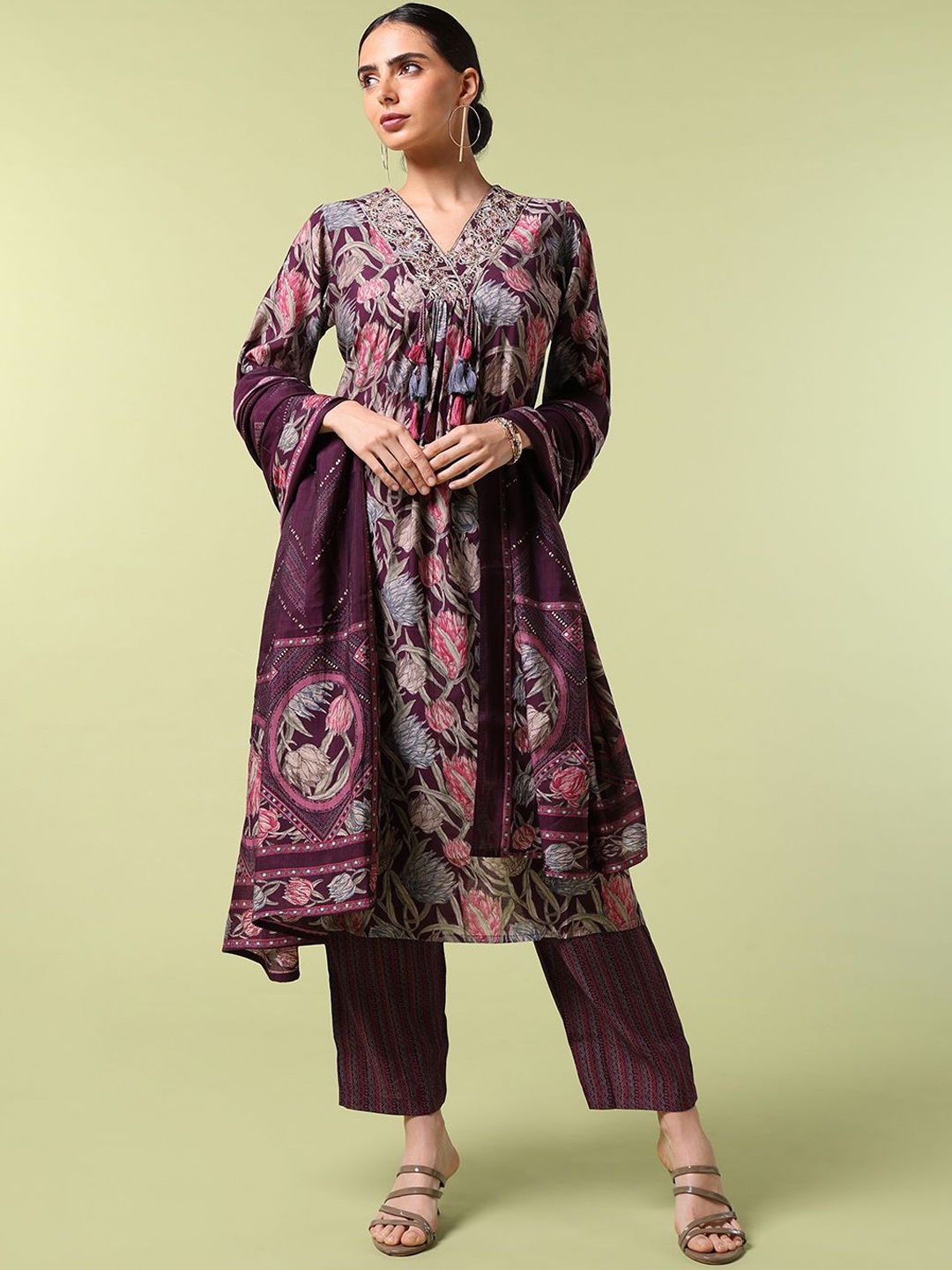 

Saaki Women Floral Printed Regular Kurta with Trousers & With Dupatta, Purple