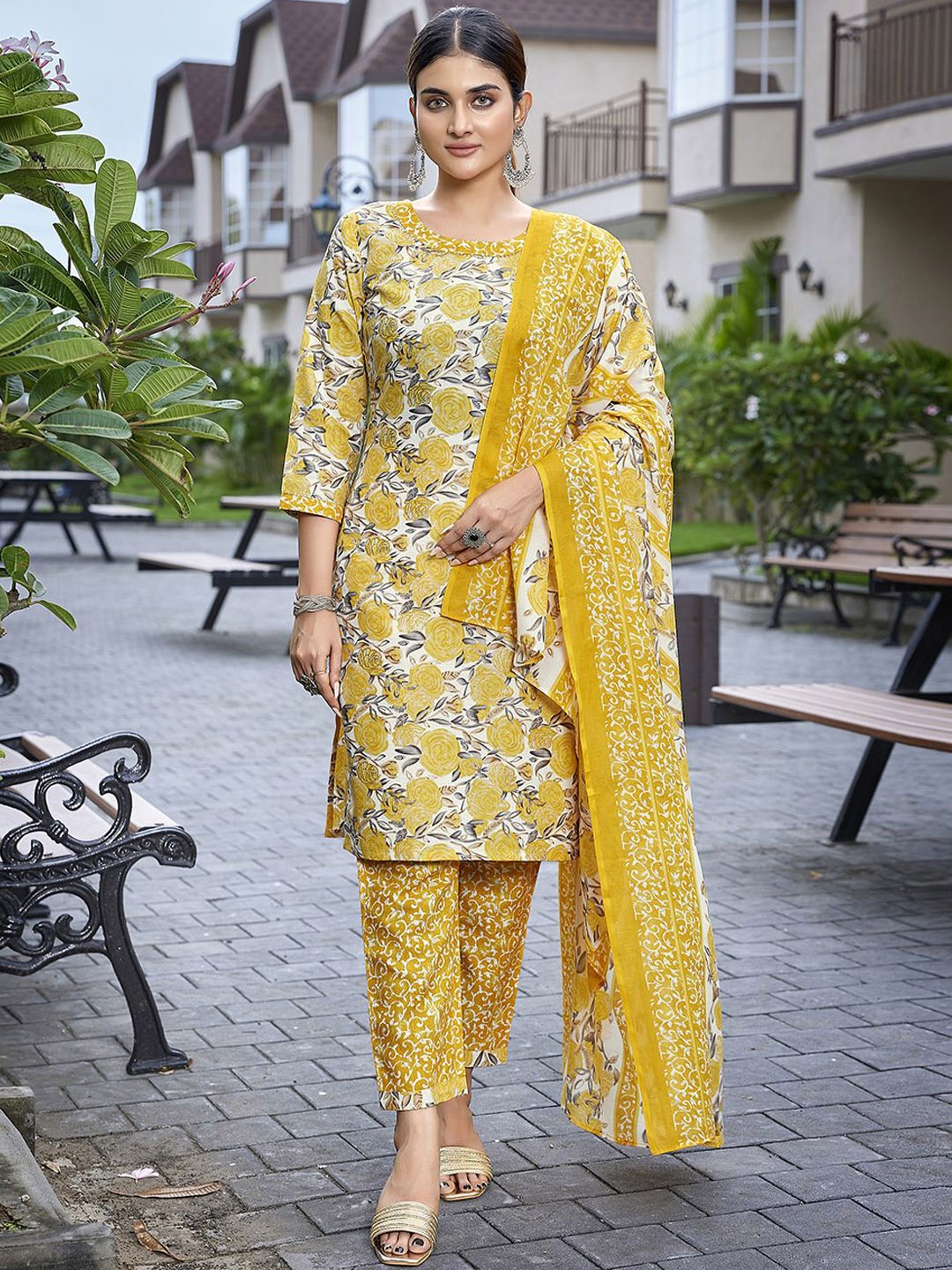 

HERE&NOW Women Floral Printed Regular Kurta with Trousers & With Dupatta, Yellow