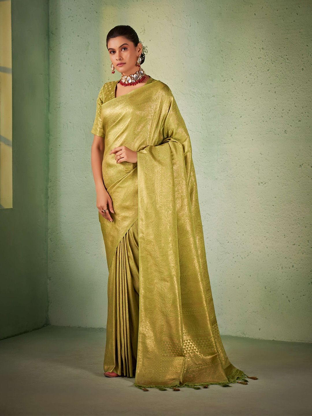 

DEVATITHI Ethnic Motifs Zari Silk Blend Kanjeevaram Saree, Green