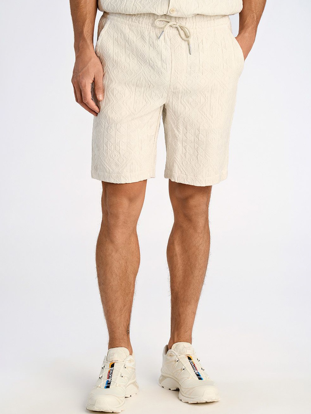

Lindbergh Men Relaxed Fit Jacquard Shorts, Cream