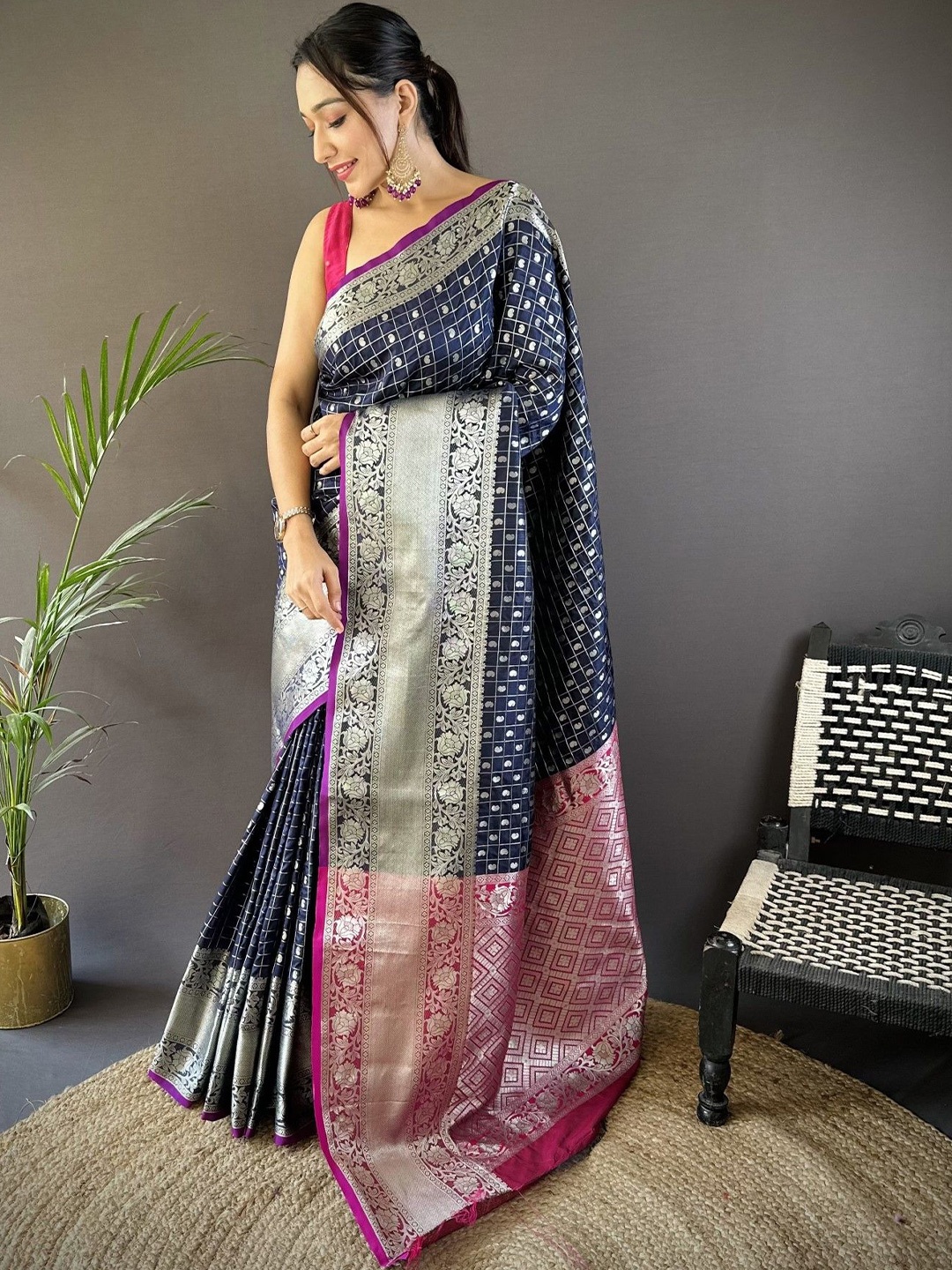 

DIVASTRI Woven Design Zari Silk Blend Saree, Navy blue