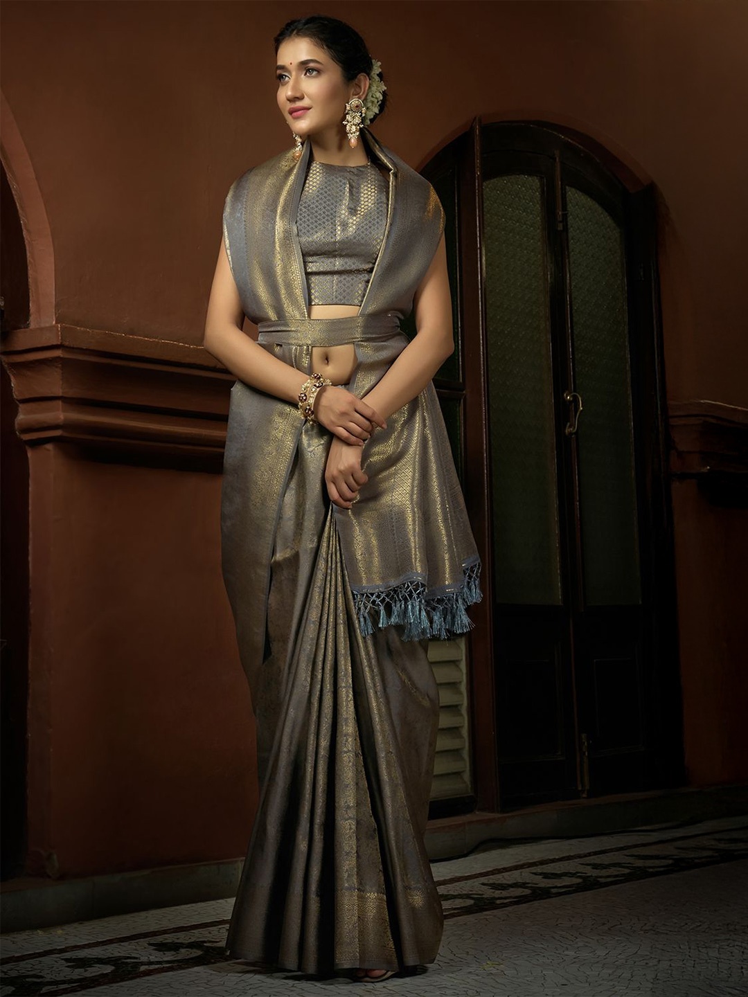 

DEVATITHI Ethnic Motifs Zari Silk Blend Kanjeevaram Saree, Grey