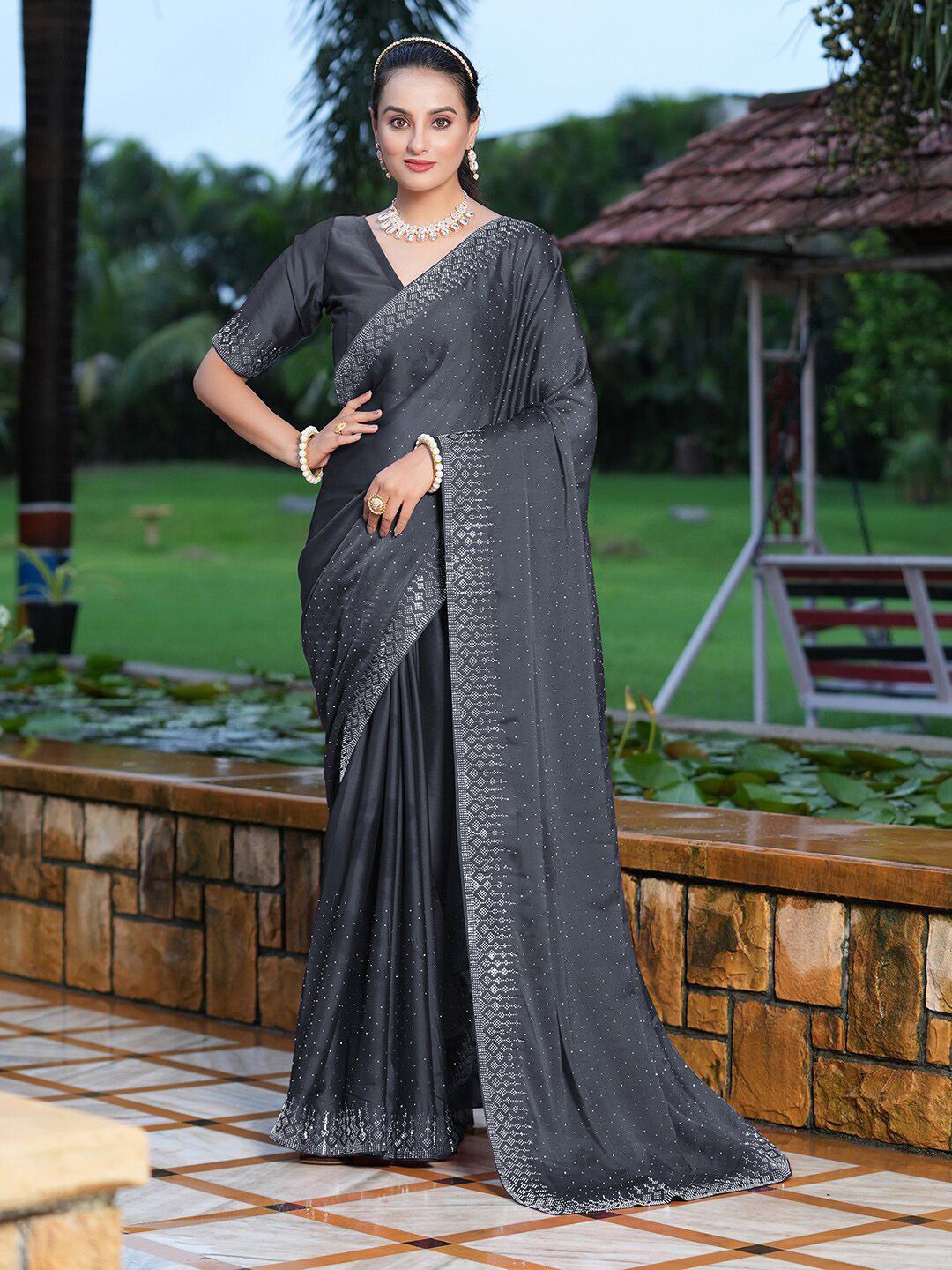 

DIVASTRI Embellished Beads and Stones Pure Georgette Saree, Grey