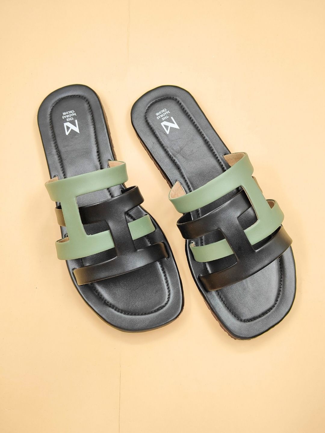 

THE MADRAS TRUNK Men Comfort Sandals, Black