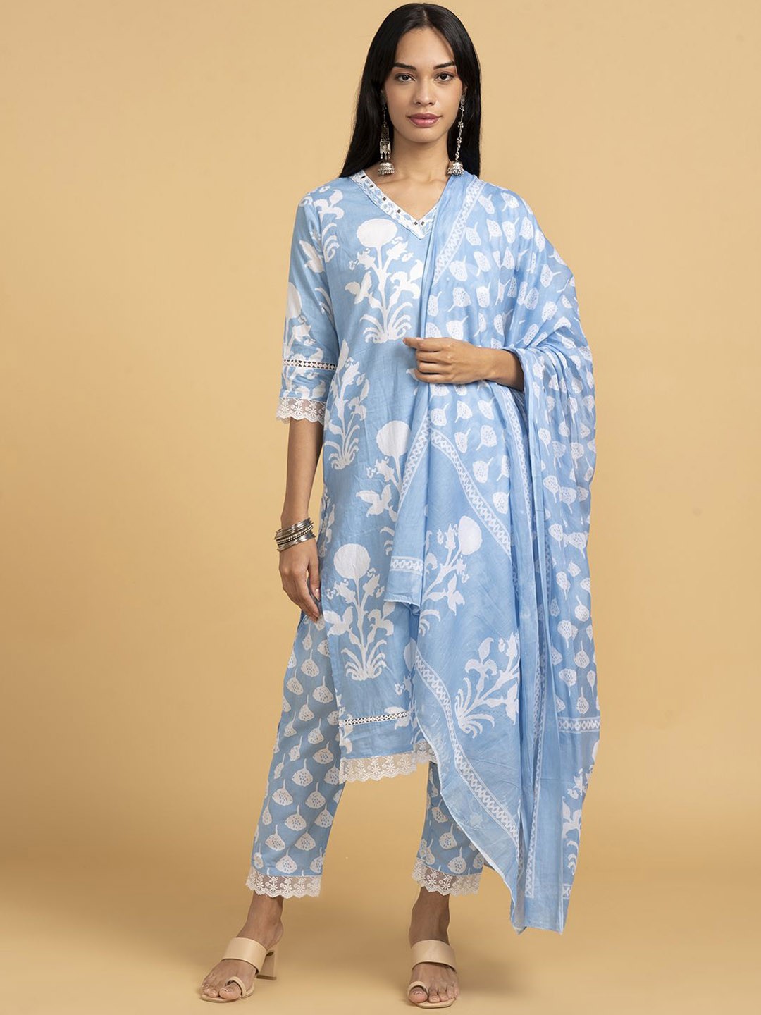 

Saaki Women Floral Printed Regular Kurta with Trousers & With Dupatta, Blue