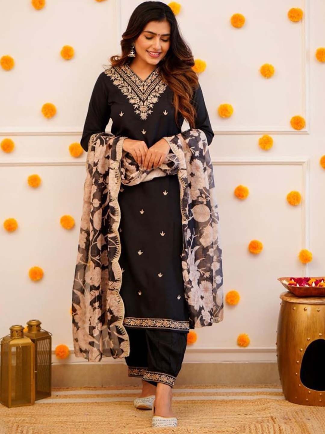 

Piludi Women Floral Embroidered Regular Kurta with Trousers & With Dupatta, Black