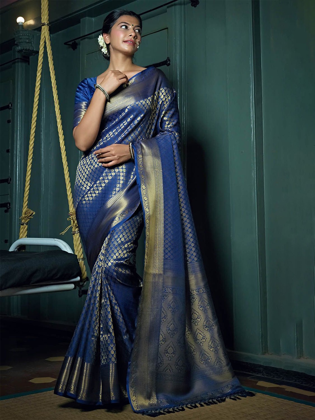 

DEVATITHI Ethnic Motifs Zari Silk Blend Kanjeevaram Saree, Blue