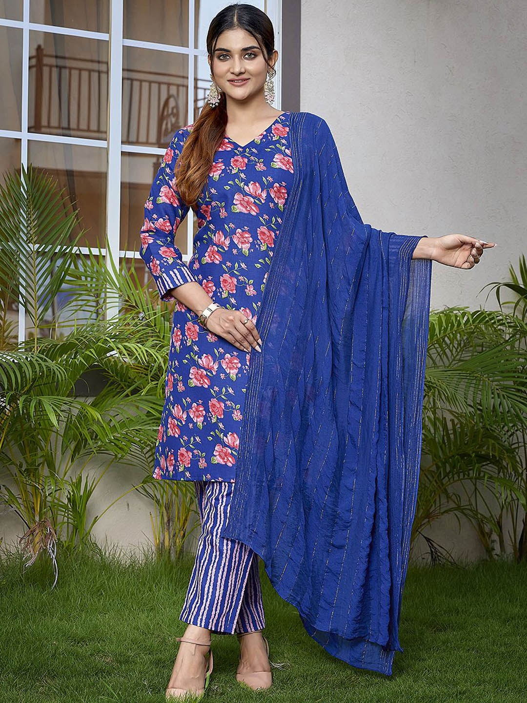 

HERE&NOW Women Floral Printed Regular Kurta with Trousers & With Dupatta, Blue