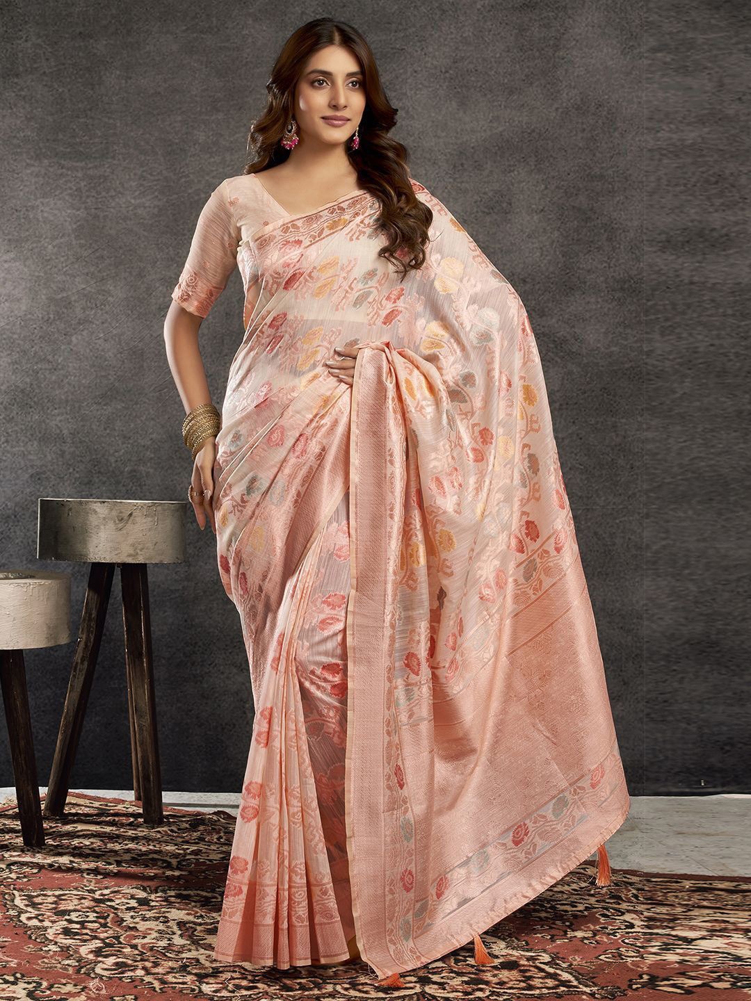 

DIVASTRI Floral Zari Silk Blend Banarasi Saree, Cream