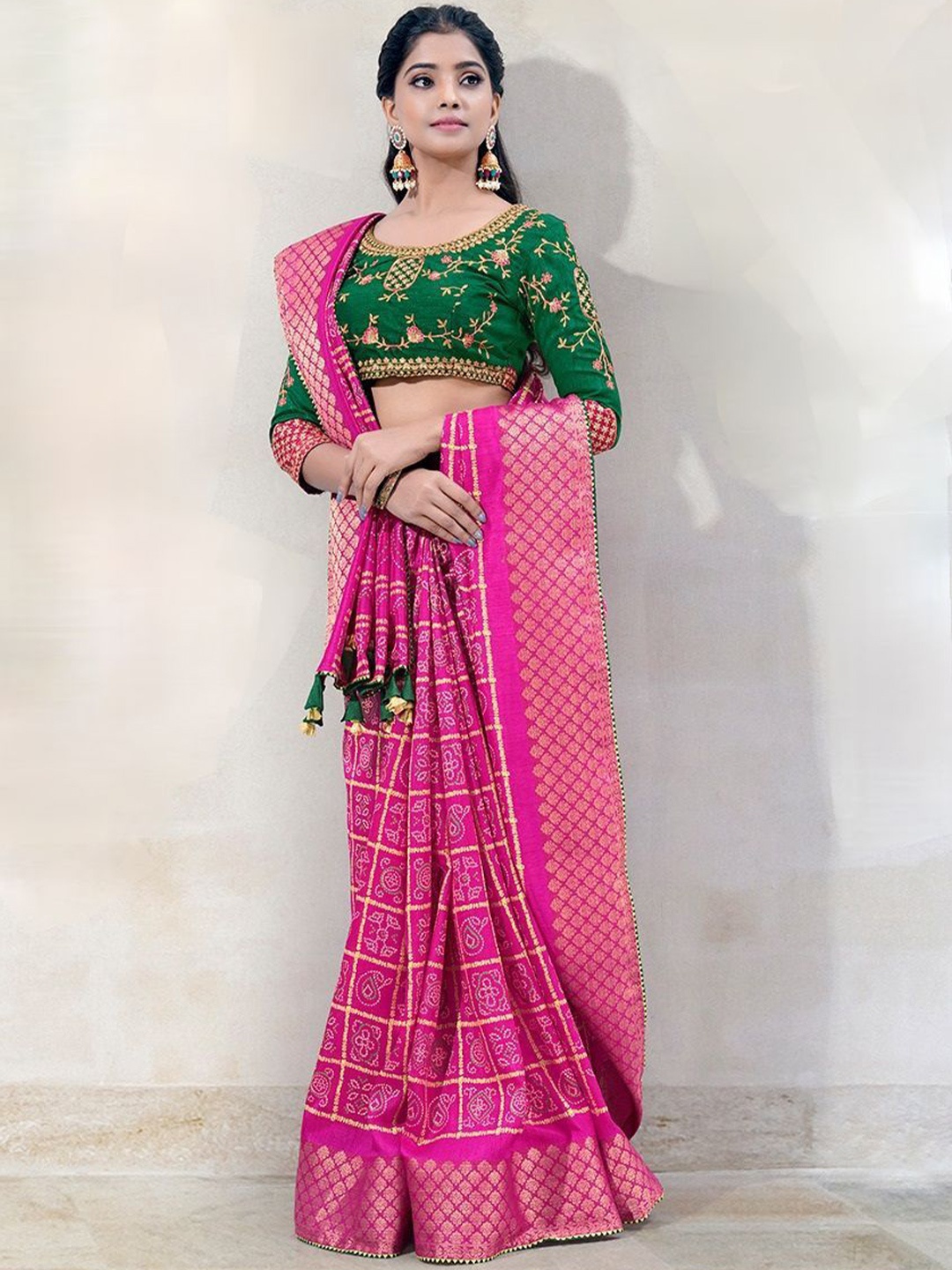

Swaranjali Bandhani Gotta Patti Silk Blend Bandhani Saree, Magenta