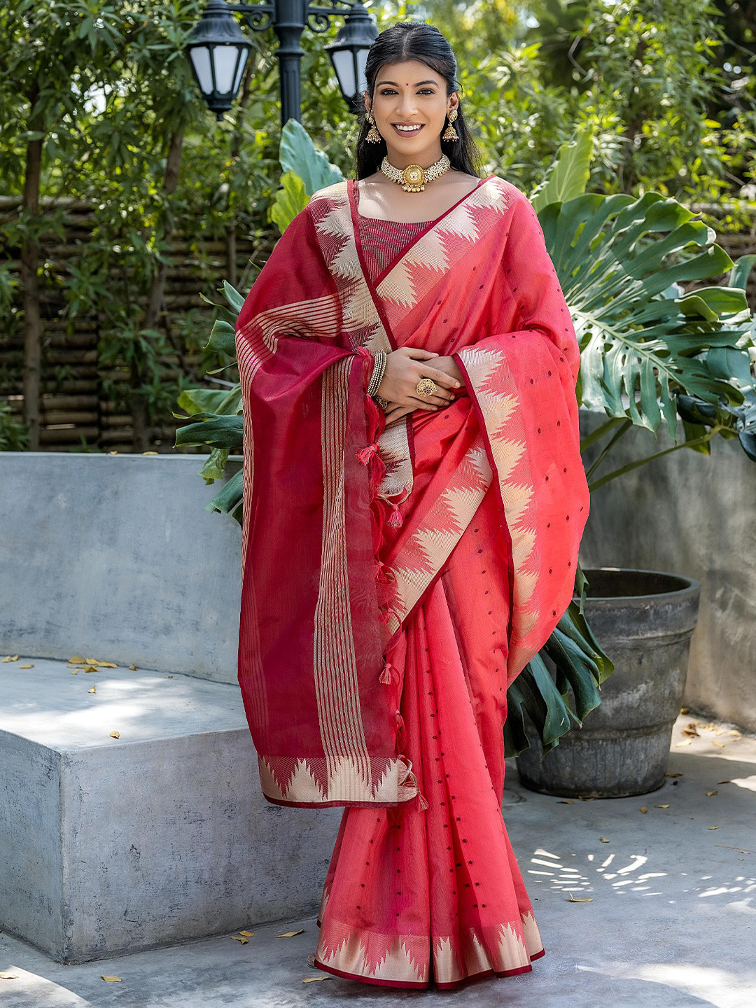 

Divyadham Textiles Woven Design Zari Pure Silk Handloom Banarasi Saree, Pink
