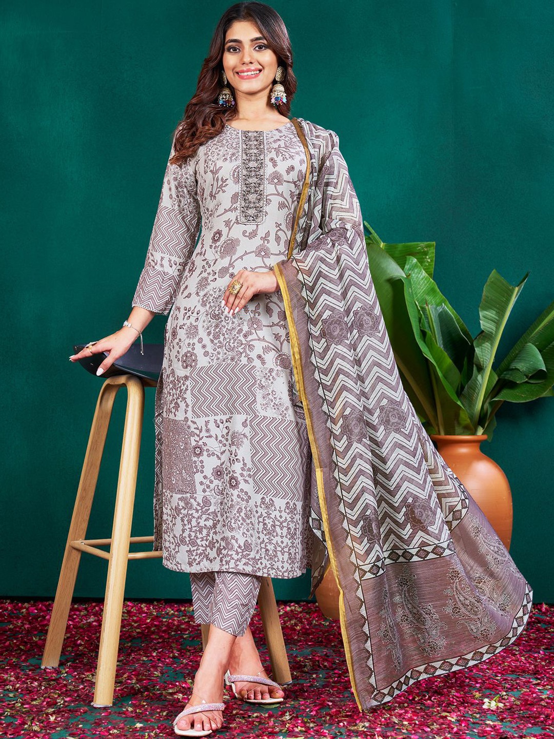 

Rujave Women Floral Printed Regular Kurta with Trousers & With Dupatta, Grey