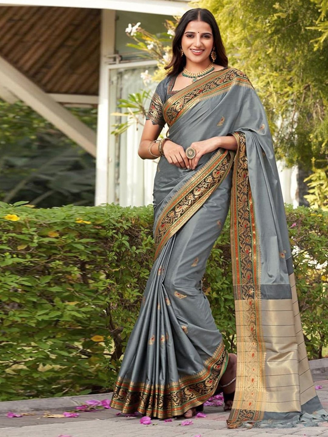 

DIVASTRI Ethnic Motifs Zari Silk Blend Paithani Saree, Grey