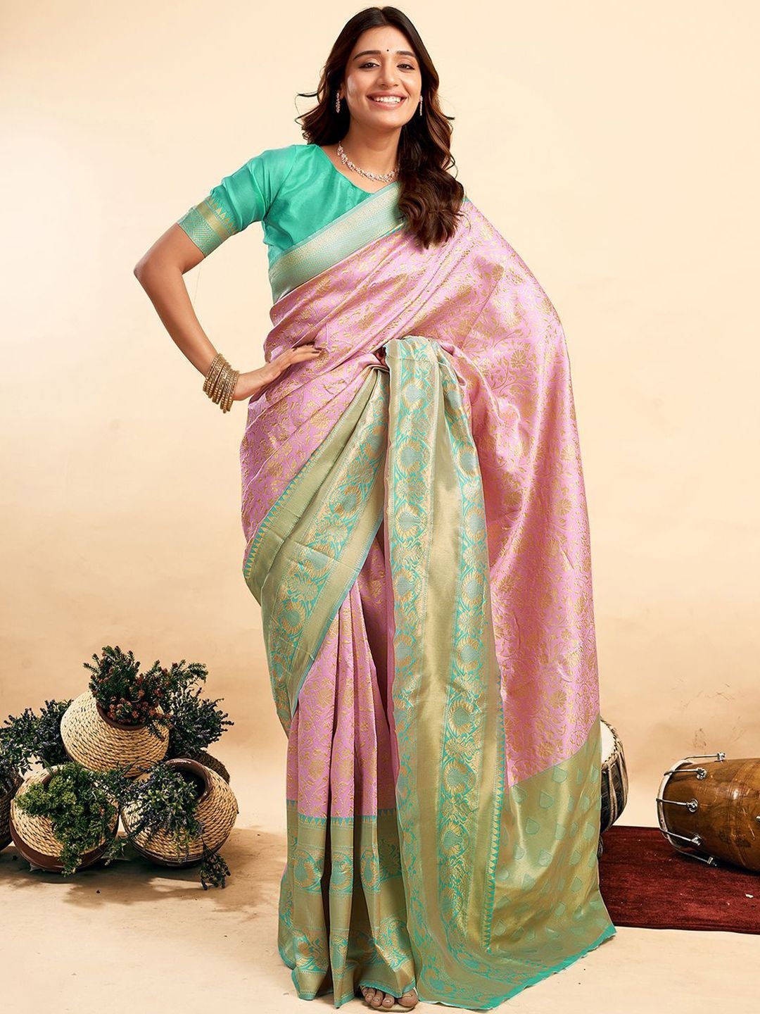 

DIVASTRI Floral Zari Silk Blend Banarasi Saree, Pink