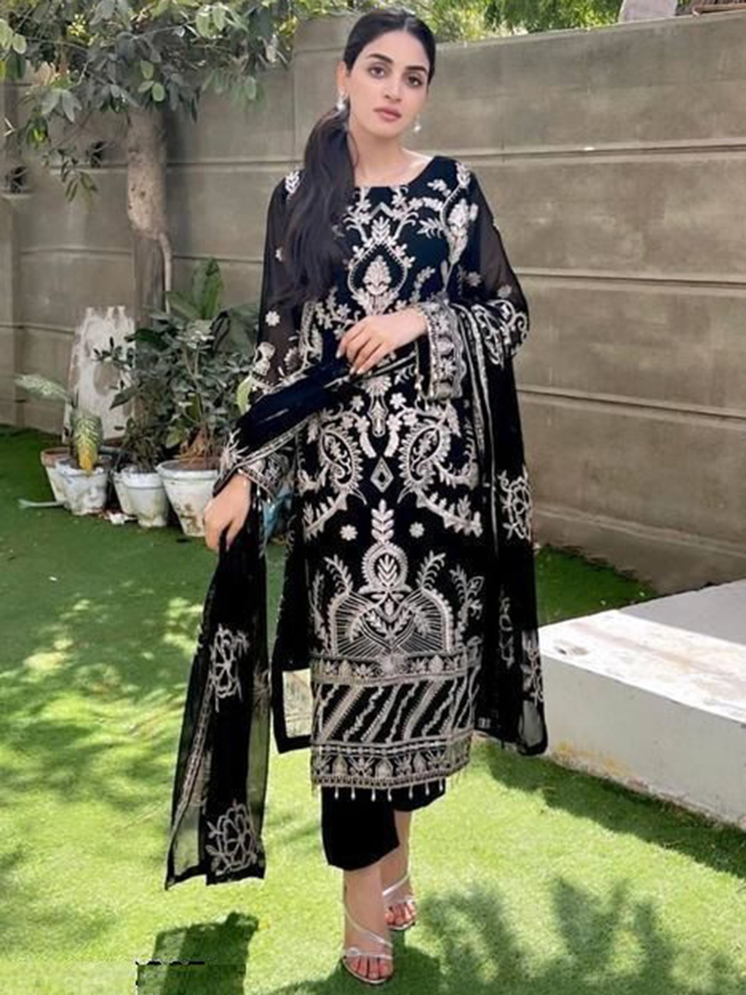

Piludi Women Floral Embroidered Regular Kurta with Trousers & With Dupatta, Black