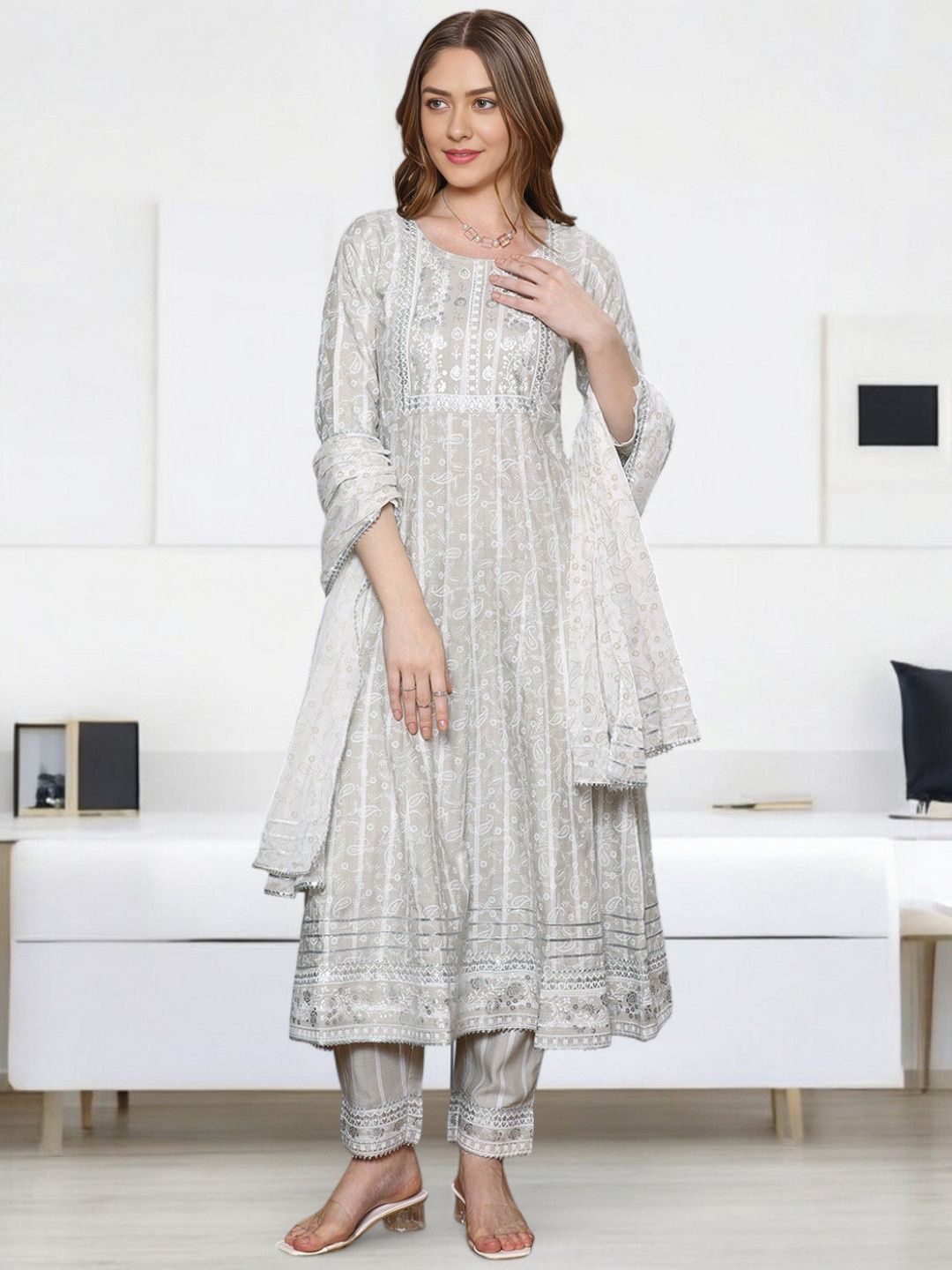 

Jeff co-op Women Floral Printed Panelled Gotta Patti Kurta with Trousers & With Dupatta, Cream