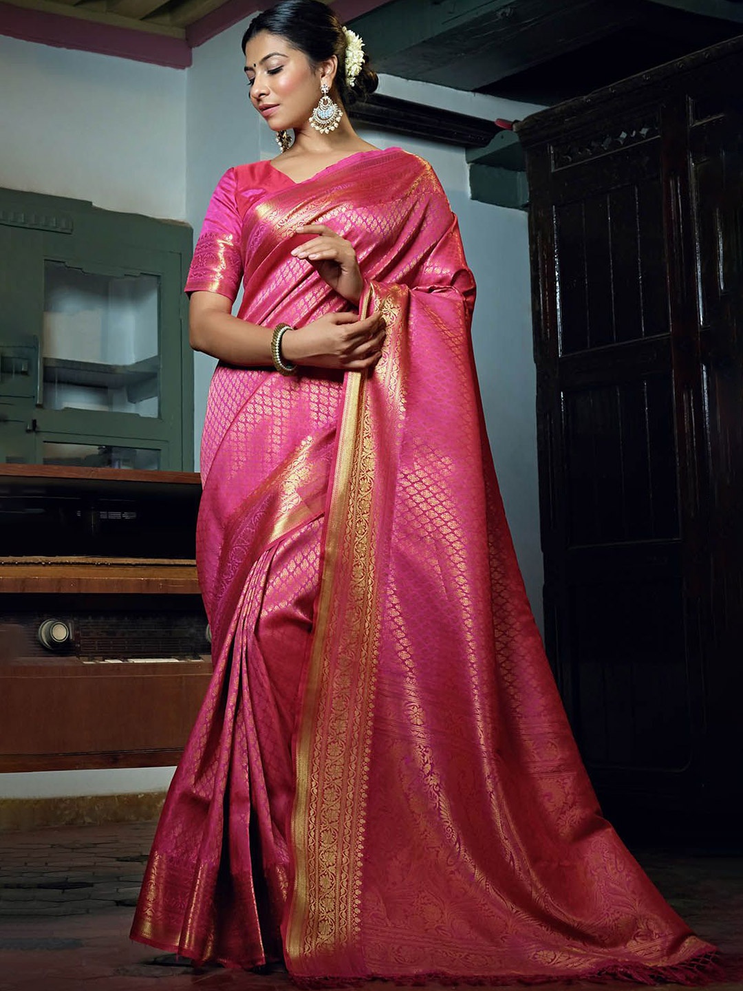 

DEVATITHI Ethnic Motifs Zari Silk Blend Kanjeevaram Saree, Pink