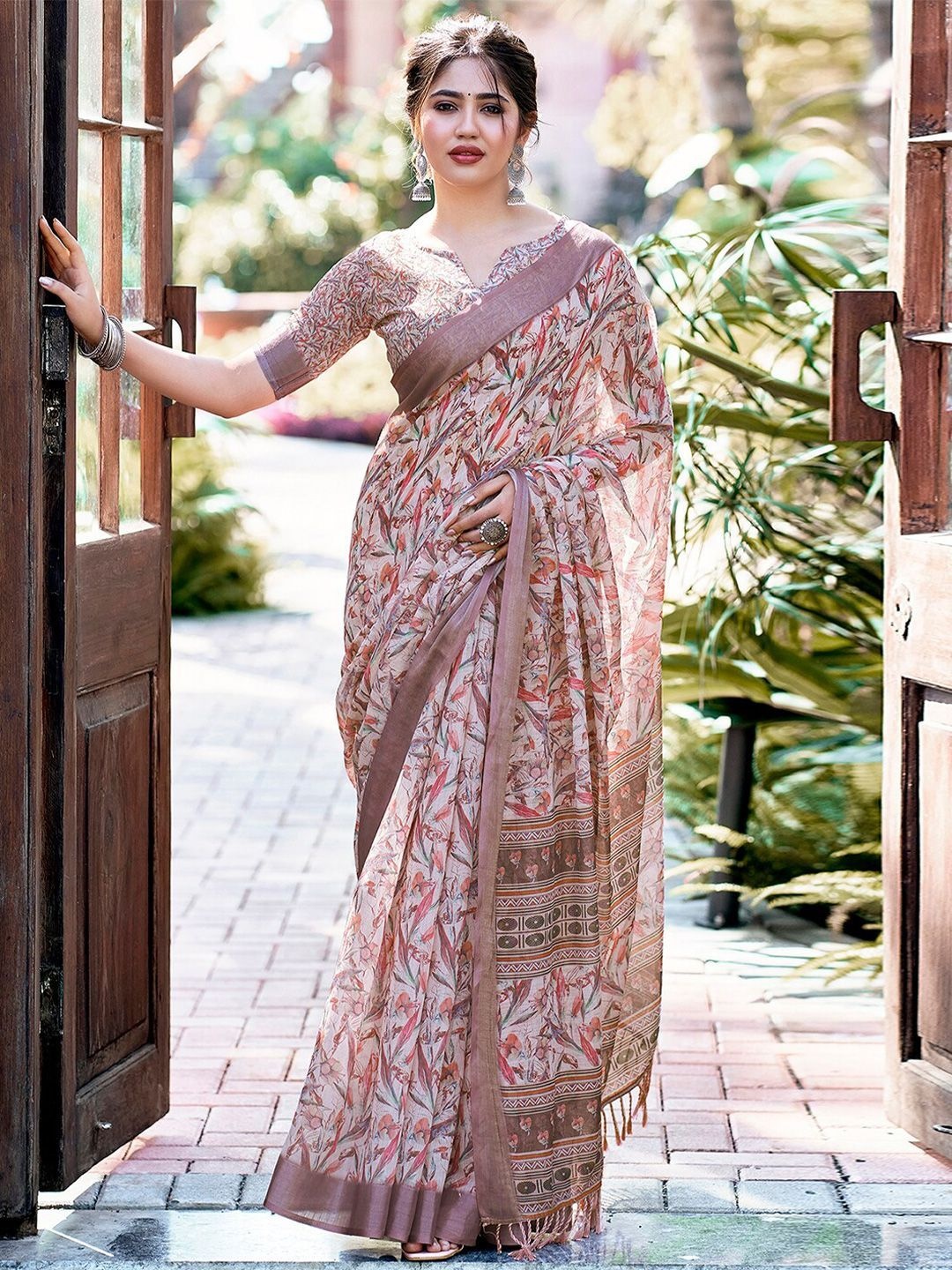 

DIVASTRI Floral Zari Linen Blend Sungudi Saree, Grey