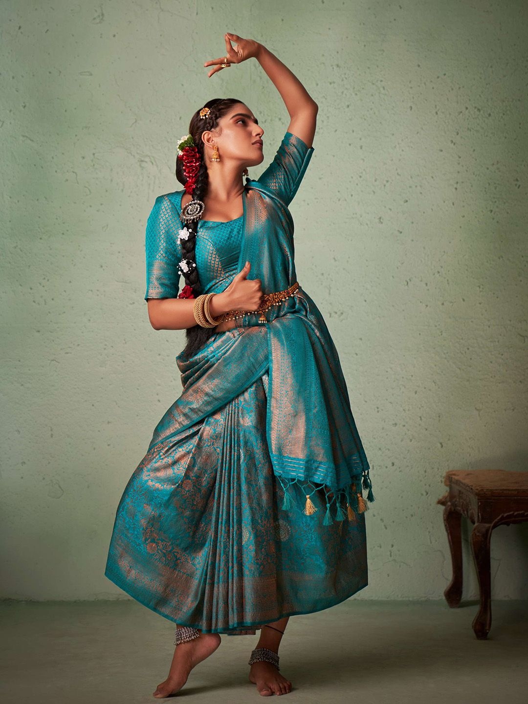 

DEVATITHI Ethnic Motifs Zari Silk Blend Kanjeevaram Saree, Blue