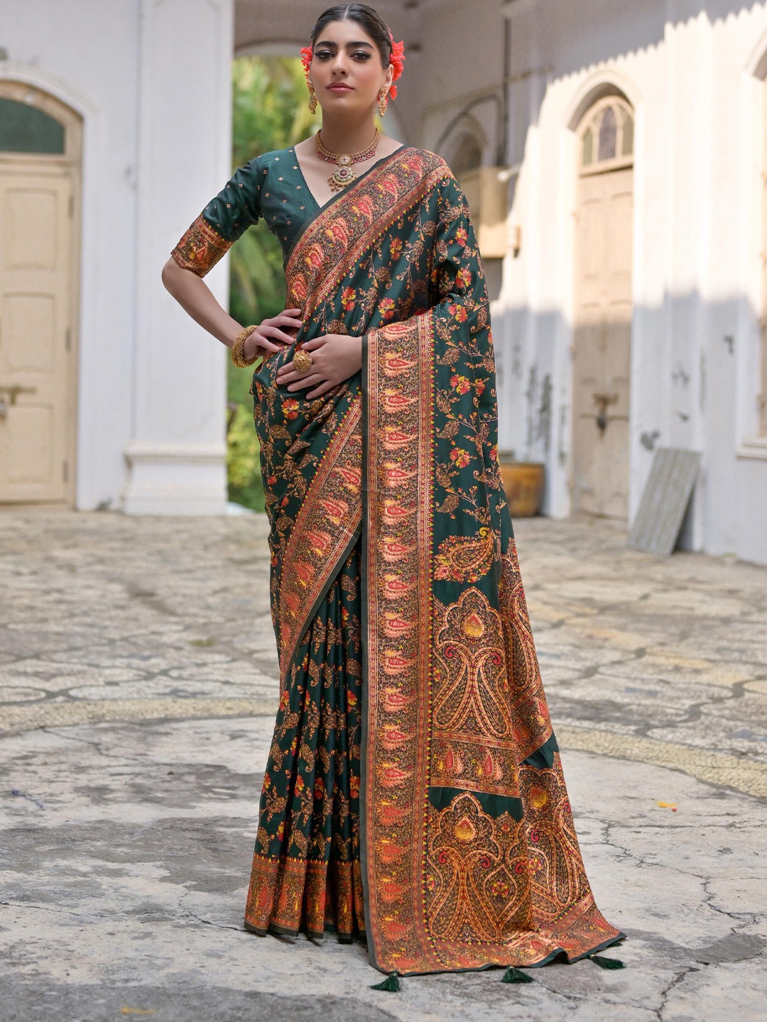 

Divyadham Textiles Woven Design Zari Pure Silk Handloom Banarasi Saree, Green