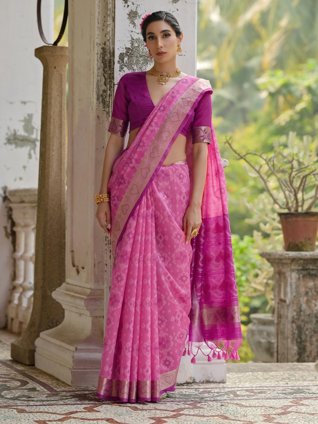 

Divyadham Textiles Woven Design Zari Pure Silk Handloom Banarasi Saree, Pink