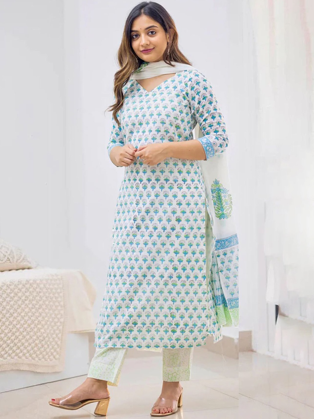 

HERE&NOW Women Floral Printed Regular Thread Work Kurta with Trousers & With Dupatta, White