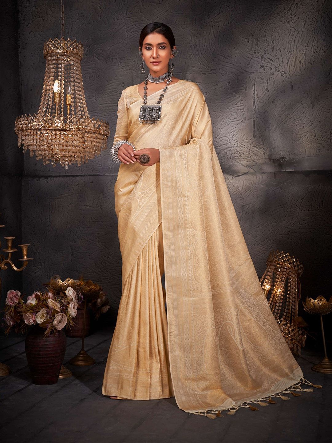 

DEVATITHI Ethnic Motifs Zari Silk Blend Kanjeevaram Saree, Off white