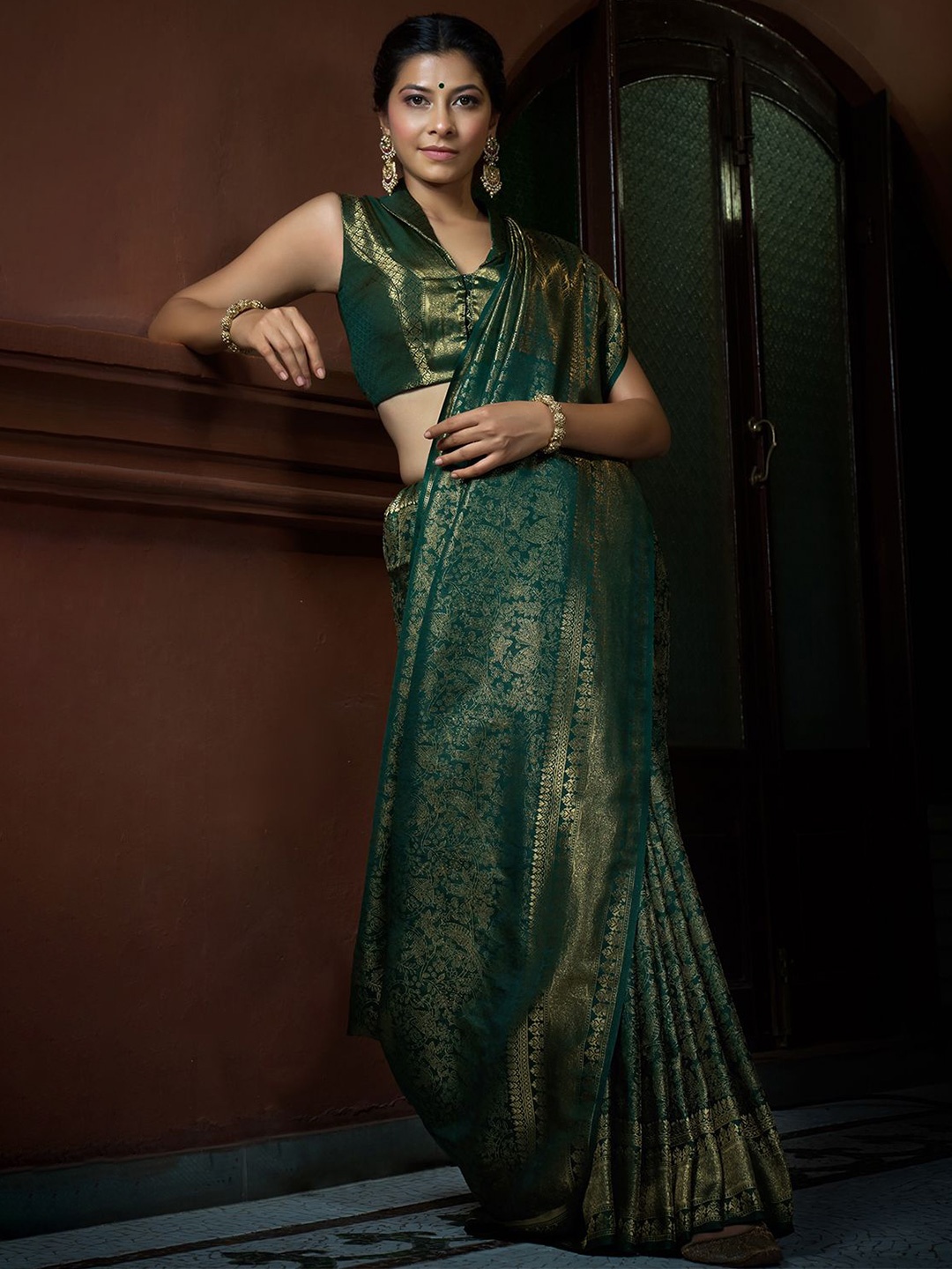 

DEVATITHI Ethnic Motifs Zari Silk Blend Kanjeevaram Saree, Green