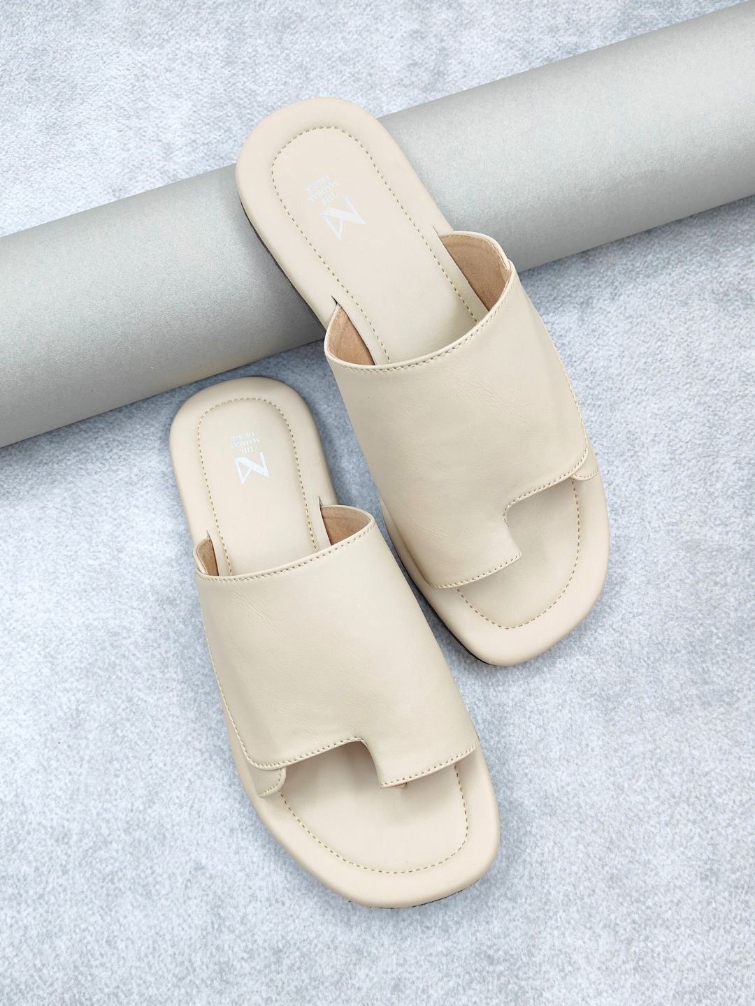 

THE MADRAS TRUNK Men Comfort Sandals, Off white